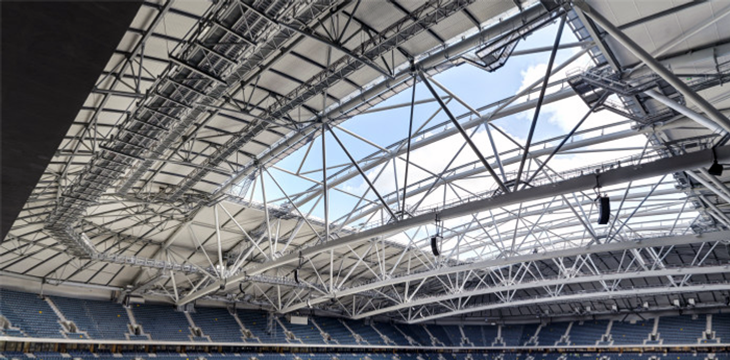 En utsikt inifrån en stadion från läktaren.